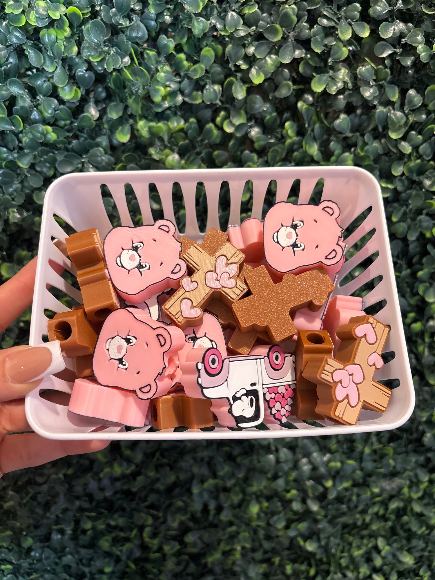 Straw toppers open basket